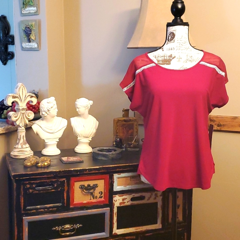 Love Scarlet short sleeve blouse 👚 sz medium